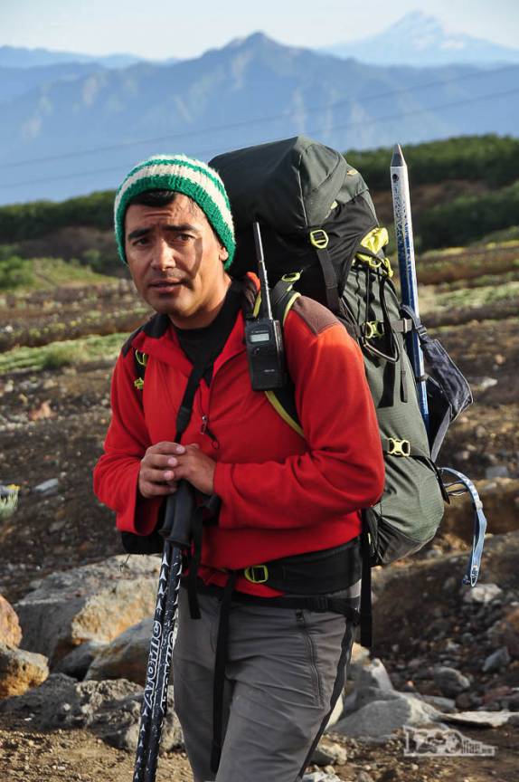 Nosso guia Hector, um biólogo especializado em extremófilos, carrega cordas e material de primeiros socorros em sua pesada mochila, um pouco antes do início da subida do vulcão Villarrica, região de Pucón, no sul do Chile